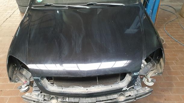 Foto: MOTORHAUBE eines Opel Vectra 1.8 GL