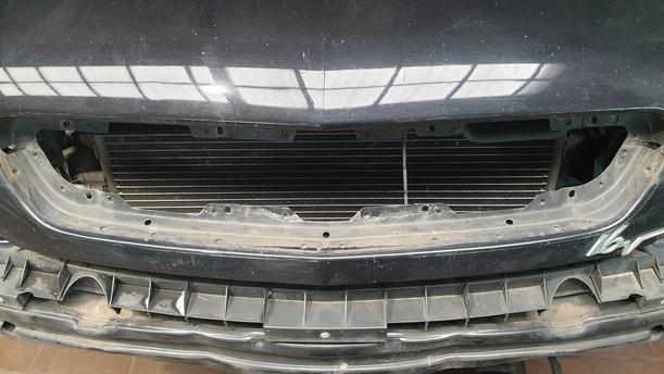 Foto: MOTORHAUBE eines Opel Vectra 1.8 GL