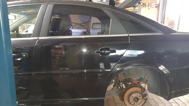 Foto: TÜR HINTEN LINKS eines Opel Vectra 1.8 GL