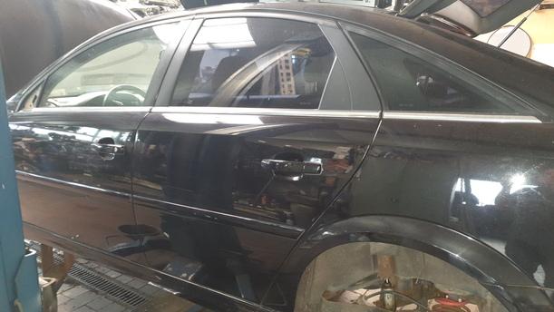 Foto: TÜR HINTEN LINKS eines Opel Vectra 1.8 GL