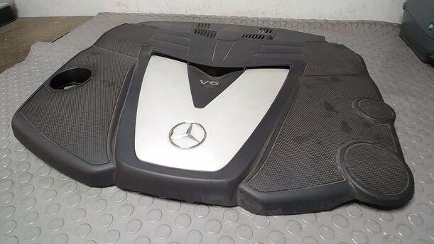 Foto: MOTORABDECKUNG eines Mercedes-Benz E 320 T CDI GL
