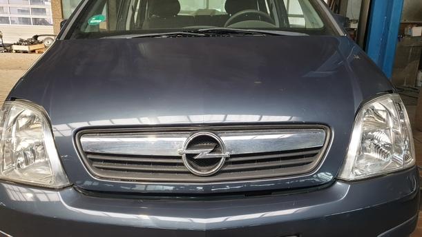 Foto: MOTORHAUBE eines Opel Meriva 1.3 CDTI DPF GL