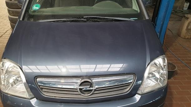Foto: MOTORHAUBE eines Opel Meriva 1.3 CDTI DPF GL