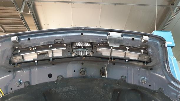 Foto: MOTORHAUBE eines Opel Meriva 1.3 CDTI DPF GL