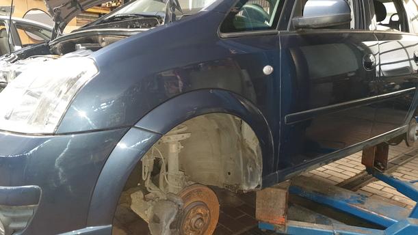 Foto: KOTFLÜGEL VORNE LINKS eines Opel Meriva 1.3 CDTI DPF GL