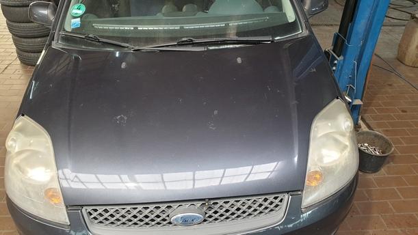 Foto: MOTORHAUBE eines Ford Fiesta 1.4 TDCI GL