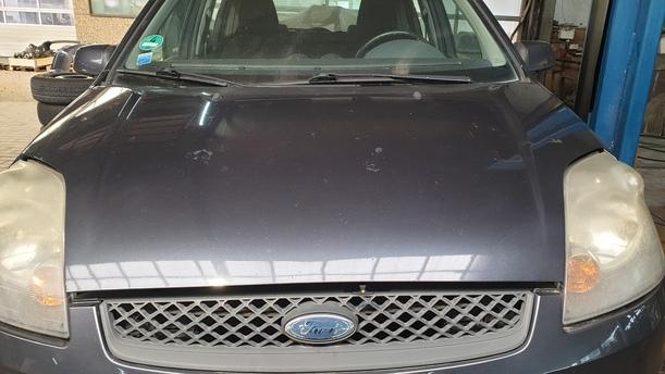 Foto: MOTORHAUBE eines Ford Fiesta 1.4 TDCI GL