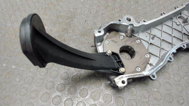 Foto: STEUERGEHÄUSEDECKEL eines Opel Meriva 1.3 CDTI DPF GL