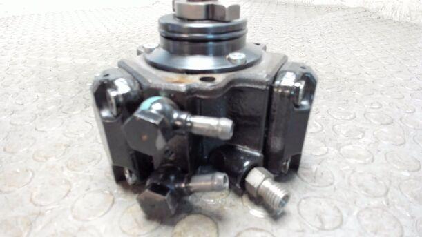 Foto: DIESELEINSPRITZPUMPE / HOCHDRUCKPUMPE eines Opel Meriva 1.3 CDTI DPF GL