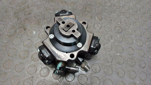 Foto: DIESELEINSPRITZPUMPE / HOCHDRUCKPUMPE eines Opel Meriva 1.3 CDTI DPF GL