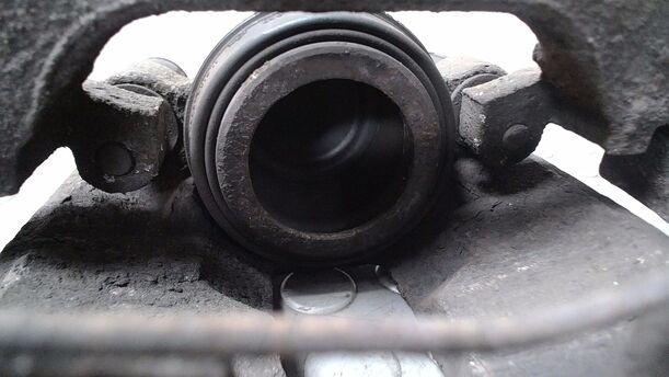 Foto: BREMSSATTEL VORN LINKS ( ATE ) eines Ford Fiesta 1.4 TDCI GL
