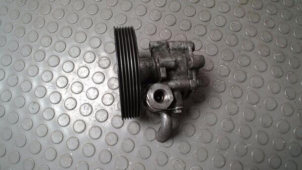 Foto: PUMPE SERVOLENKUNG/ SERVOPUMPE eines Ford Fiesta 1.4 TDCI GL