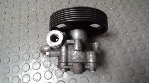 Foto: PUMPE SERVOLENKUNG/ SERVOPUMPE eines Ford Fiesta 1.4 TDCI GL