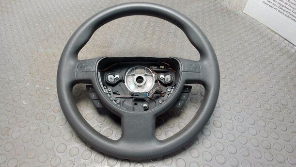 Foto: LENKRAD ( RADIOBEDIENUNG ) eines Opel Meriva 1.3 CDTI DPF GL
