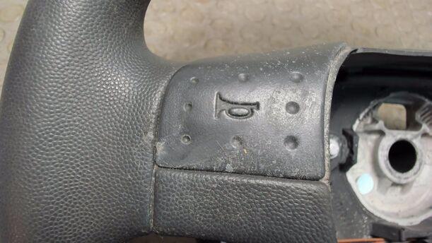 Foto: LENKRAD ( RADIOBEDIENUNG ) eines Opel Meriva 1.3 CDTI DPF GL
