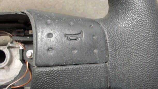 Foto: LENKRAD ( RADIOBEDIENUNG ) eines Opel Meriva 1.3 CDTI DPF GL