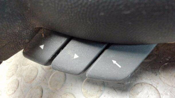 Foto: LENKRAD ( RADIOBEDIENUNG ) eines Opel Meriva 1.3 CDTI DPF GL