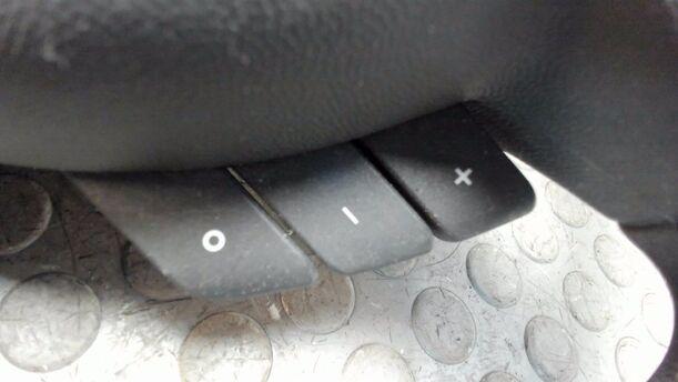 Foto: LENKRAD ( RADIOBEDIENUNG ) eines Opel Meriva 1.3 CDTI DPF GL