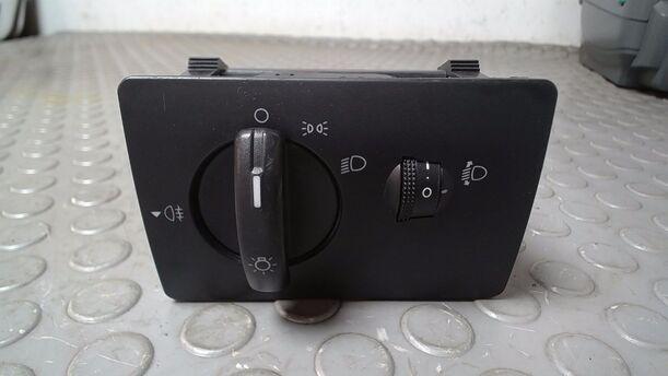 Foto: LICHTSCHALTER eines Ford Fiesta 1.4 TDCI GL