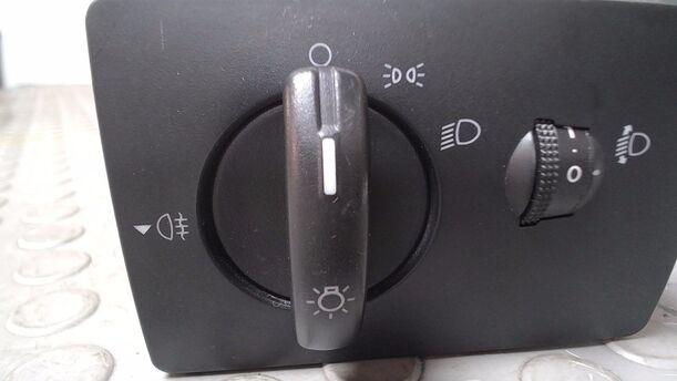 Foto: LICHTSCHALTER eines Ford Fiesta 1.4 TDCI GL