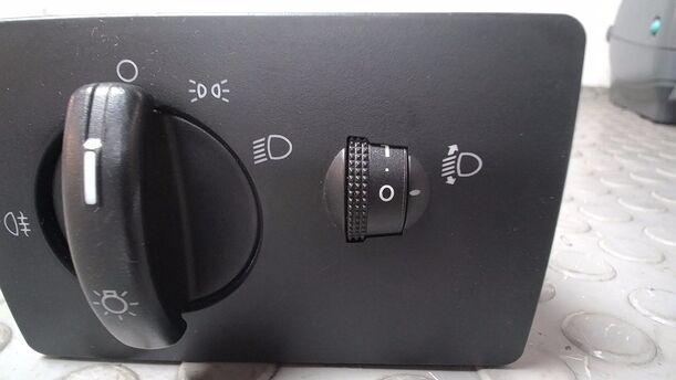 Foto: LICHTSCHALTER eines Ford Fiesta 1.4 TDCI GL