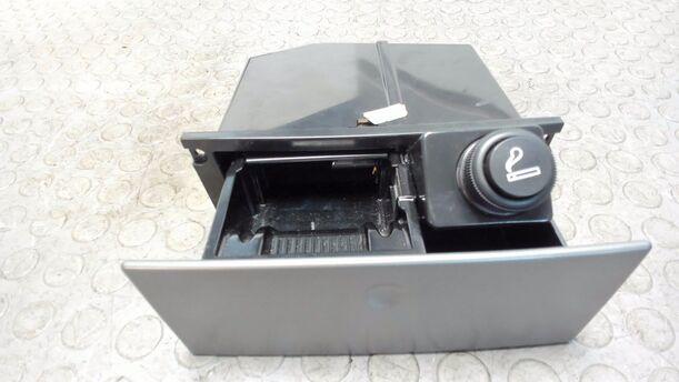 Foto: ASCHENBECHER / ABLAGEFACH eines Opel Meriva 1.3 CDTI DPF