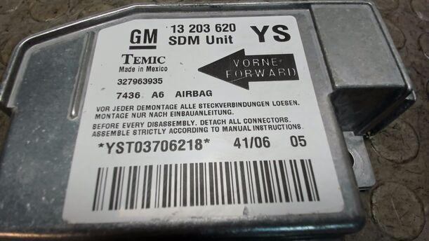 Foto: AIRBAGSTEUERGERÄT eines Opel Meriva 1.3 CDTI DPF