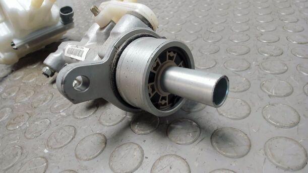 Foto: HAUPTBREMSZYLINDER eines Opel Meriva 1.3 CDTI DPF