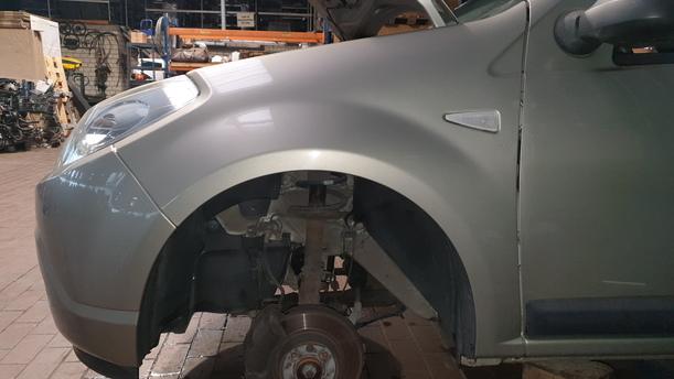 Foto: KOTFLÜGEL LINKS eines Dacia Sandero 1.2 16V LPG