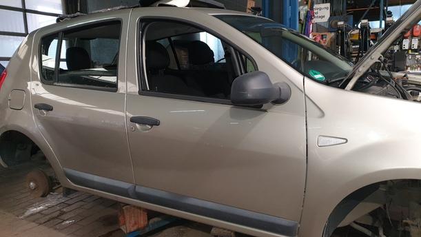 Foto: TÜR VORNE RECHTS ( 4/5 TÜRER ) eines Dacia Sandero 1.2 16V LPG