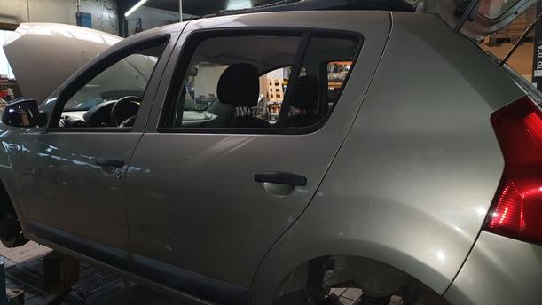Foto: TÜR HINTEN LINKS eines Dacia Sandero 1.2 16V LPG