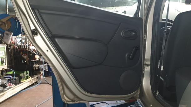 Foto: TÜR HINTEN LINKS eines Dacia Sandero 1.2 16V LPG