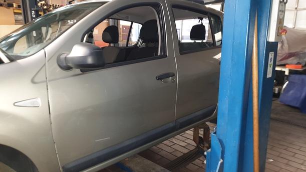 Foto: TÜR VORNE LINKS ( 4/5 TÜRER ) eines Dacia Sandero 1.2 16V LPG