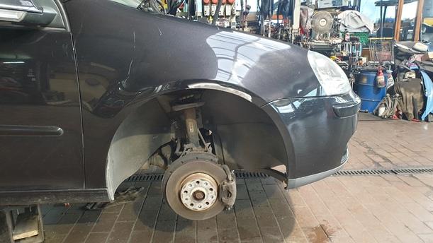 Foto: KOTFLÜGEL RECHTS ( LACKIERUNGSBEDÜRFTIG ) eines VW Golf 1.6 FSI