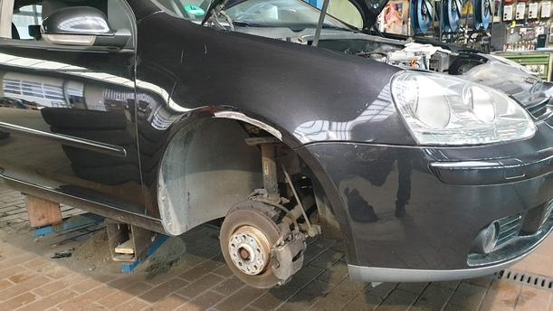 Foto: KOTFLÜGEL RECHTS ( LACKIERUNGSBEDÜRFTIG ) eines VW Golf 1.6 FSI