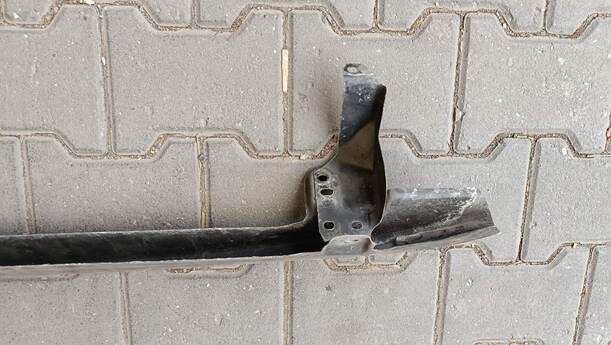 Foto: VERSTÄRKUNG VORN UNTEN eines VW Golf 1.6 FSI