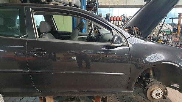 Foto: TÜR RECHTS ( LIMOUSINE / 2/3 TÜRER ) eines VW Golf 1.6 FSI