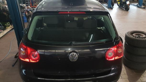 Foto: HECKKLAPPE/ HECKDECKEL ( LIMOUSINE ) eines VW Golf 1.6 FSI