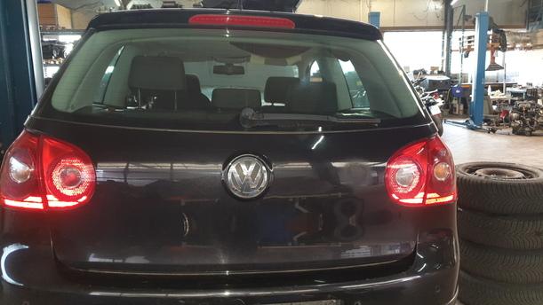 Foto: HECKKLAPPE/ HECKDECKEL ( LIMOUSINE ) eines VW Golf 1.6 FSI