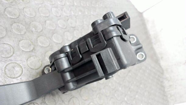 Foto: GASPEDAL ( SCHALTGETRIEBE ) eines Dacia Sandero 1.2 16V LPG