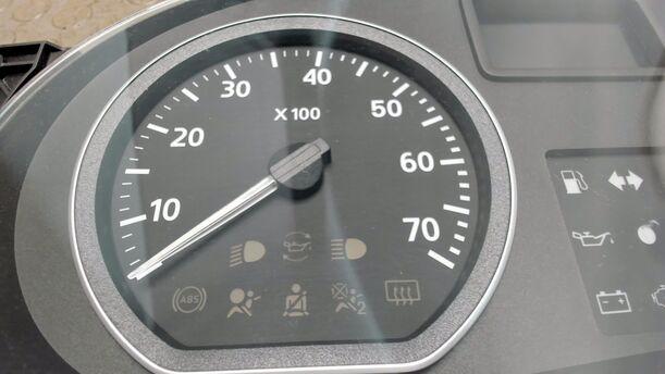 Foto: KOMBIINSTRUMENT / TACHOEINHEIT eines Dacia Sandero 1.2 16V LPG