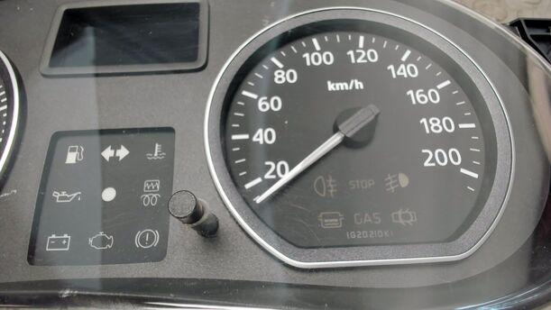 Foto: KOMBIINSTRUMENT / TACHOEINHEIT eines Dacia Sandero 1.2 16V LPG