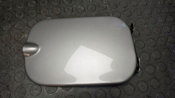 Foto: TANKKLAPPE / TANKDECKEL eines Dacia Sandero 1.2 16V LPG