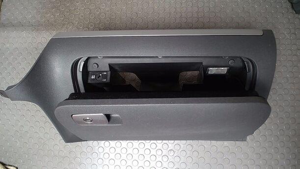 Foto: HANDSCHUHFACH eines VW Golf 1.6 FSI