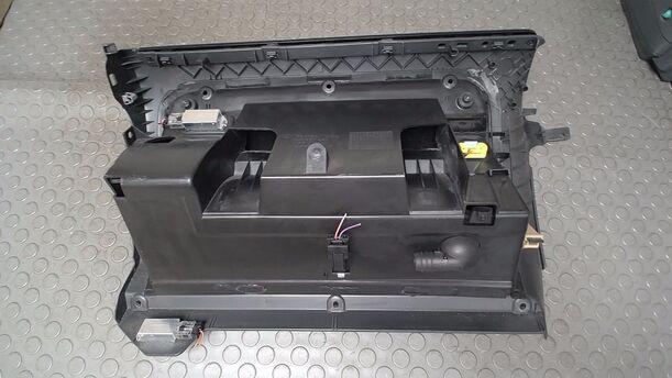 Foto: HANDSCHUHFACH eines VW Golf 1.6 FSI