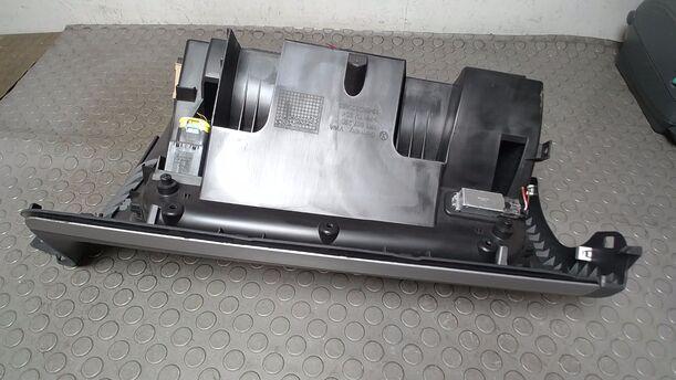 Foto: HANDSCHUHFACH eines VW Golf 1.6 FSI