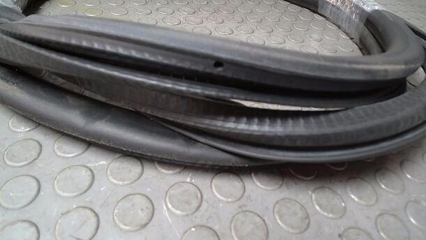 Foto: TÜRDICHTUNG/ TÜRGUMMI LINKS ( 2/3 TÜRER ) eines VW Golf 1.6 FSI