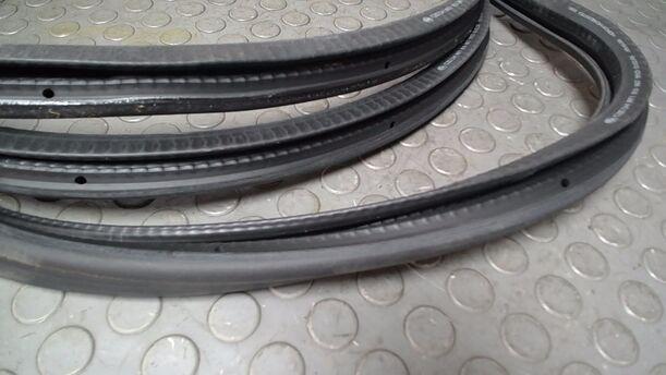 Foto: TÜRDICHTUNG/ TÜRGUMMI LINKS ( 2/3 TÜRER ) eines VW Golf 1.6 FSI