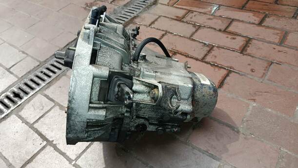 Foto: SCHALRGETRIEBE 5-GANG eines Renault Clio 1.4 16V