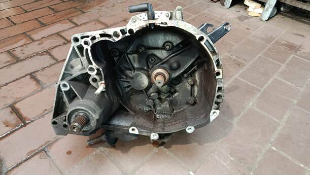 Foto: SCHALRGETRIEBE 5-GANG eines Renault Clio 1.4 16V